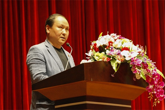 6欧博abg官方网站副校长张砚为宣读《关于成立欧博abg官方网站创新创业工作领导小组的决定》.jpg