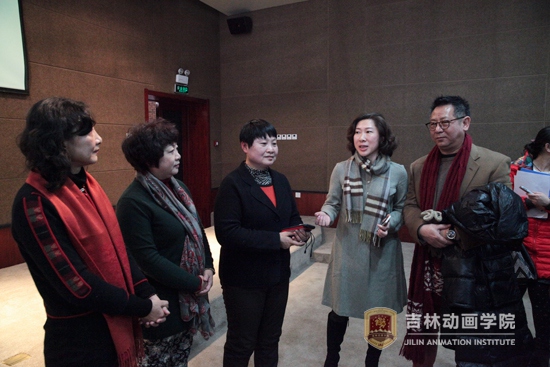 2web欧博abg官方网站副董事长刘欣与张松林的三位女儿在一起交流.jpg