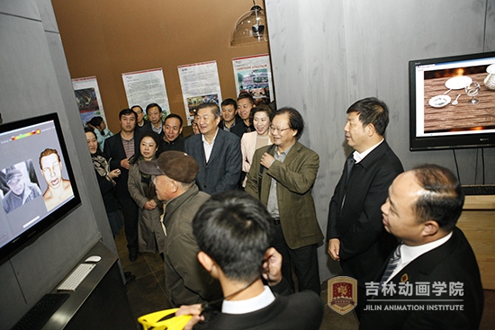 4省政协副主席支建华,省政协副秘书长勾泽川,提案委员会主任肖欣。提案委员会副主任邓友平以及部分省政协委员等同志体验面部识别系统.JPG