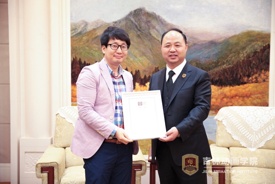 5董事长郑立国先生为韩国RG公司社长金康德颁发客座教授聘书.jpg