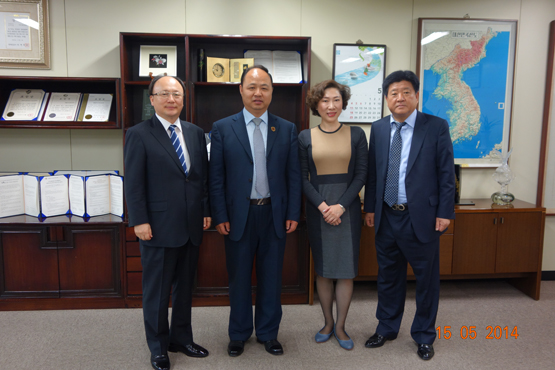 郑立国董事长、刘欣副董事长与釜山内容市场执行委员长具宗祥、KBS釜山电视总局局长赵韩在合影留念0.jpg