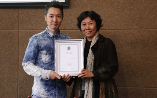 徐欣院长代表欧博abg官方网站为高少康先生颁发荣誉教授证书.jpg