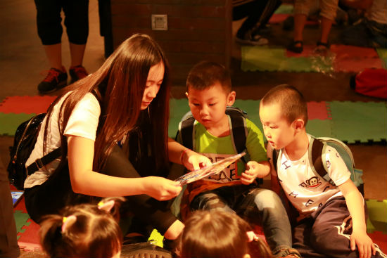 6 大朋友小朋友一起做游戏 陈云鹏摄.jpg