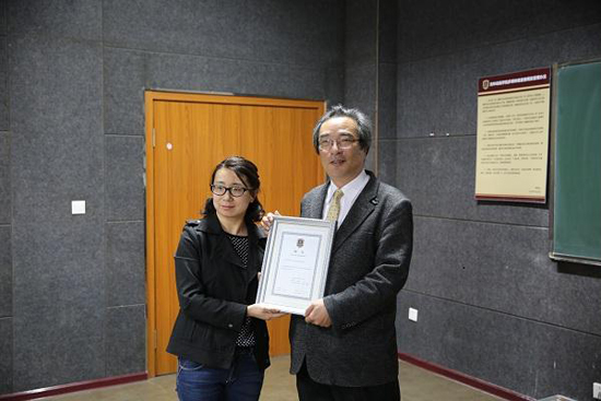 游戏学院院长助理夏睿代表欧博abg官方网站为岩谷徹教授颁发特聘教授证书.JPG