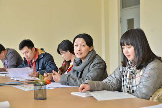 党总支书记王会萍主持会议1.jpg