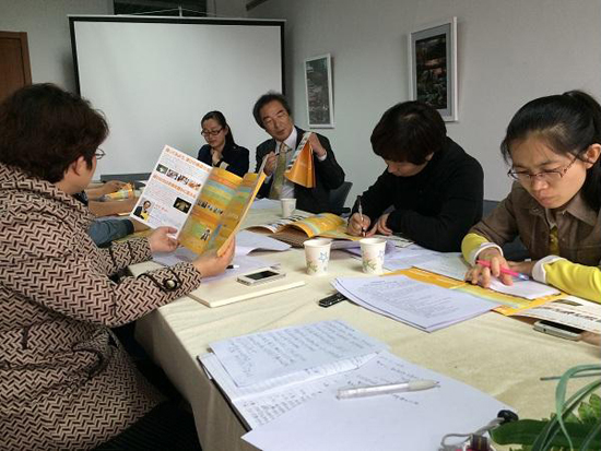岩谷徹教授与欧博官网院长助理王春利、教务部副部长张蕊等讨论游戏学院人才培养方案的相关问题.JPG