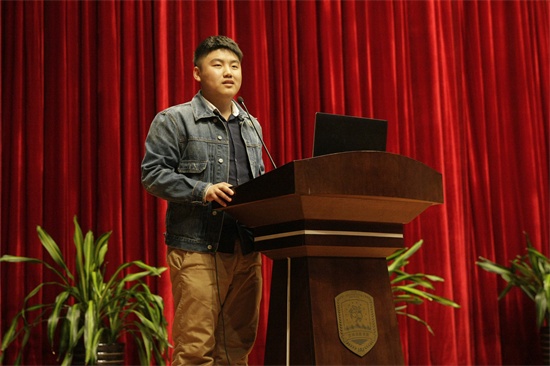 6姜喜彬同学用质朴的真情讲述着自己对家乡进行社会调查和援助情况.jpg