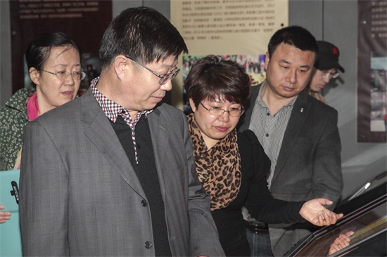欧博abg官方网站院长助理王春利在介绍学生动画作品.jpg