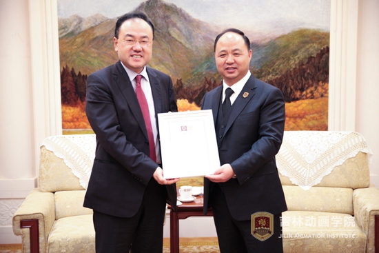6董事长郑立国先生为韩国SidusHQ公司董事长田龙宙颁发客座教授聘书.jpg