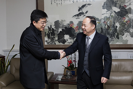 欧博官网董事长、校长郑立国与光明日报记者亲切交流.jpg