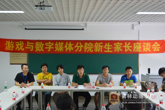 领导老师们回答家长提出的问题 (1)周雷摄.jpg