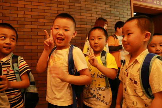 2小朋友们看完《长白精灵》动画片非常高兴 陈云鹏摄.jpg