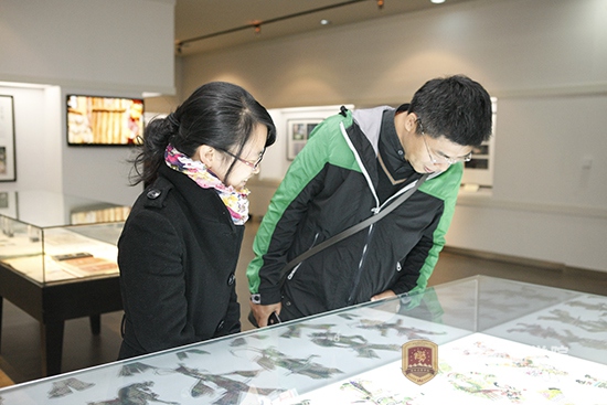 7媒体记者认真参观欧博abg官方网站展品.JPG
