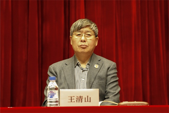 3欧博abg官方网站党委书记王清山宣读《关于成立欧博abg官方网站创新创业中心的决定》.jpg