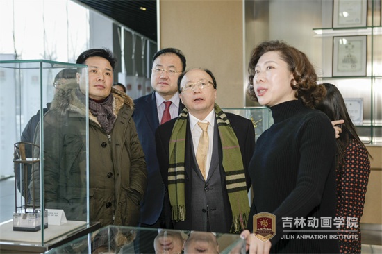 5副董事长刘欣陪同韩国釜山国际电视节目展组委会执行委员长具宗祥一行参观博物馆 王德雨摄.JPG